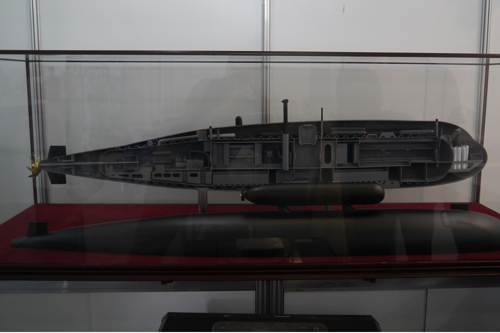 高雄海事展廠商引進350噸微型潛艇解剖模型，引起矚目。朱明攝