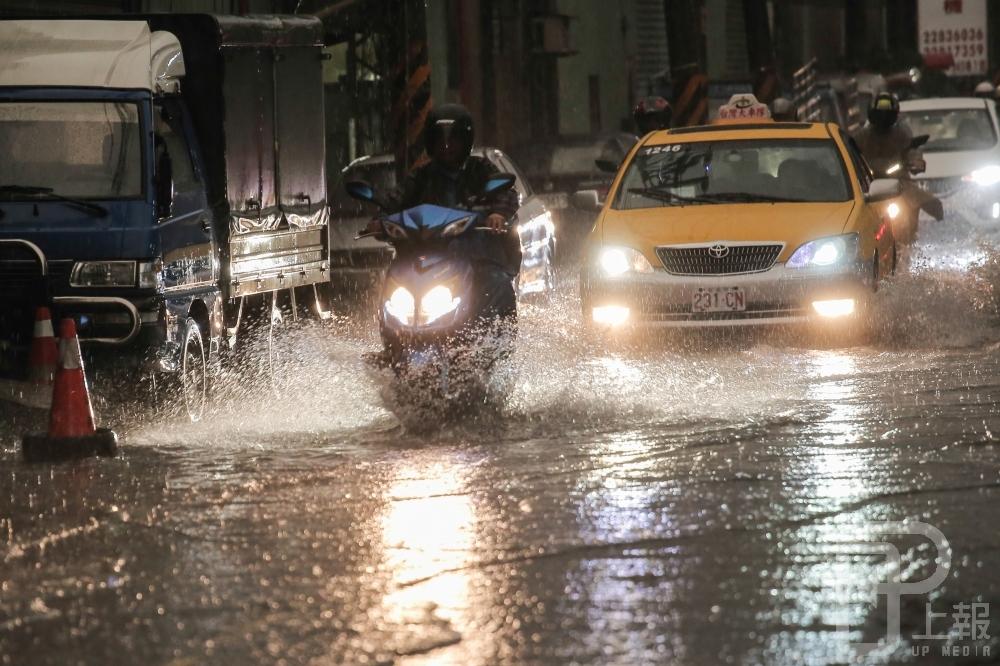 北部傍晚已開始有雨勢，不過14日北北基桃地區仍舊要上班上課。（資料照片）