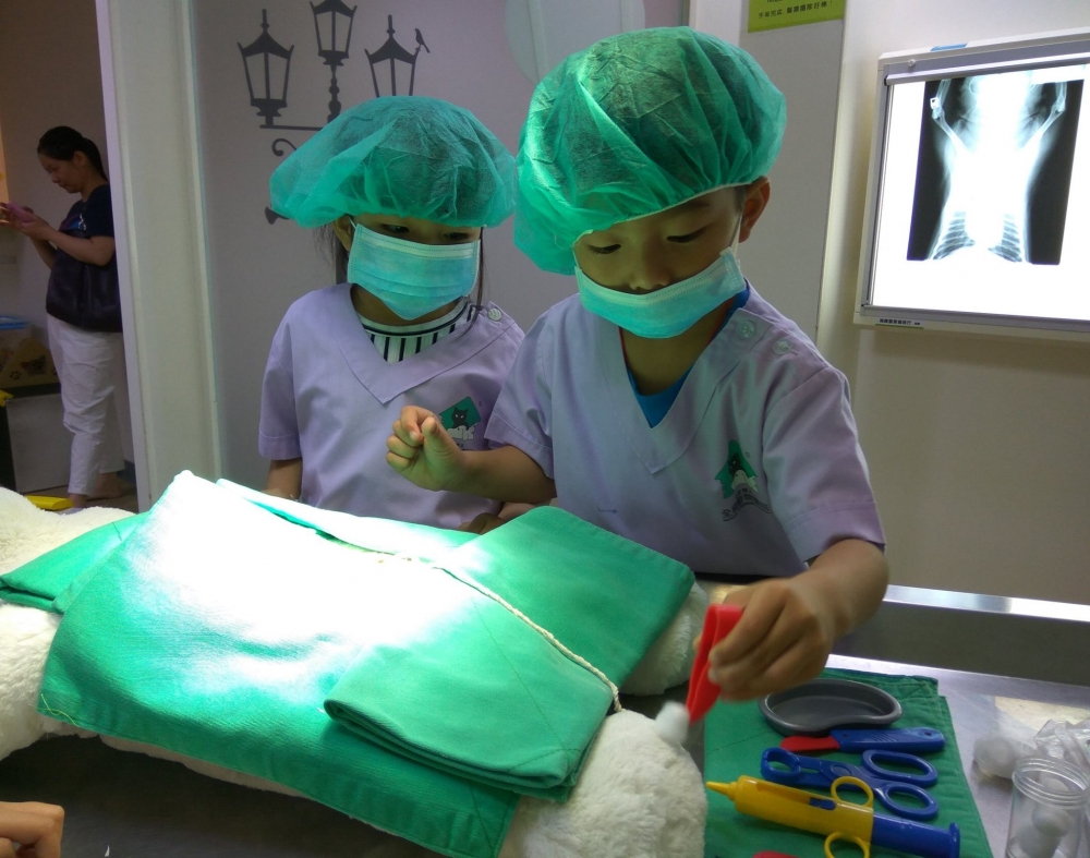 亞洲寵物博物館中家長帶孩子們參與小小獸醫師的體驗活動，培養孩童對動物的同理心與共感能力。（圖片來源：全國動物醫院連鎖體系）
