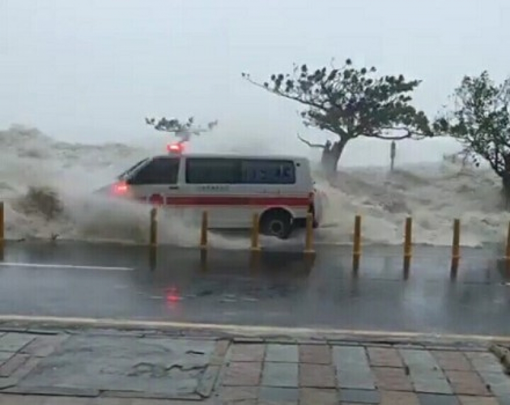 有民眾在墾丁南灣目擊救護車遭大浪侵襲的驚險過程，影面畫面怵目驚心。（影片來源：臉書恆春半島公共事務討論社團）