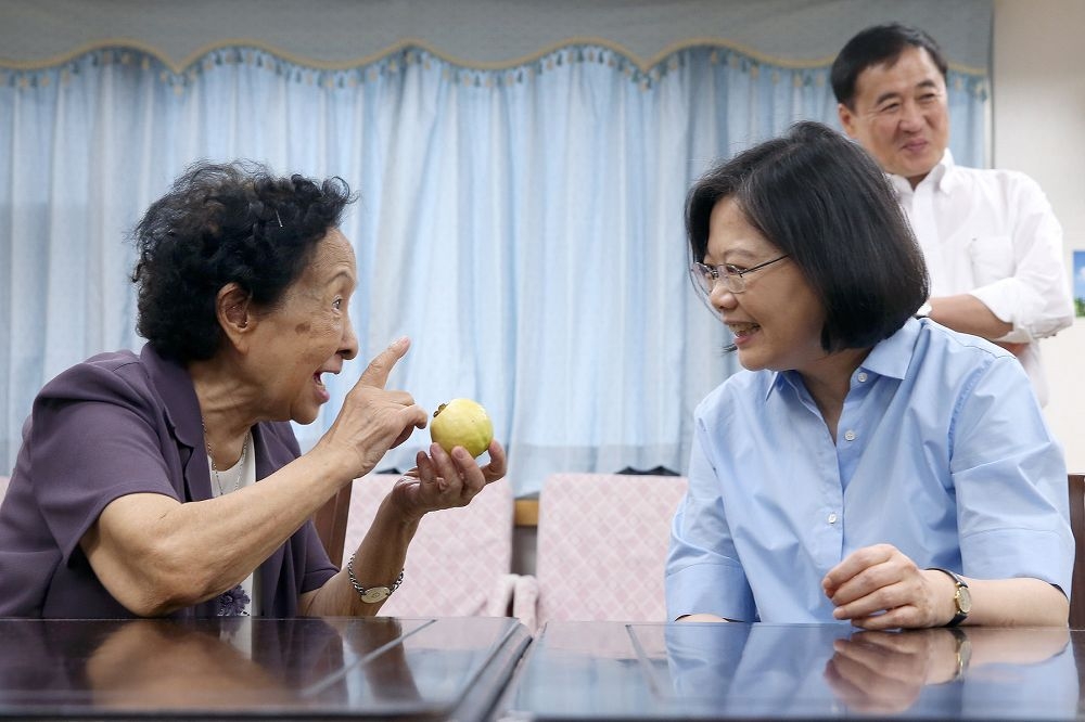 2025年台灣老年人口比率達到20%，超過英國、美國，正式成為「超高齡」國家，政府為此打照完善的長期照護體系已是刻不容緩。（總統府）