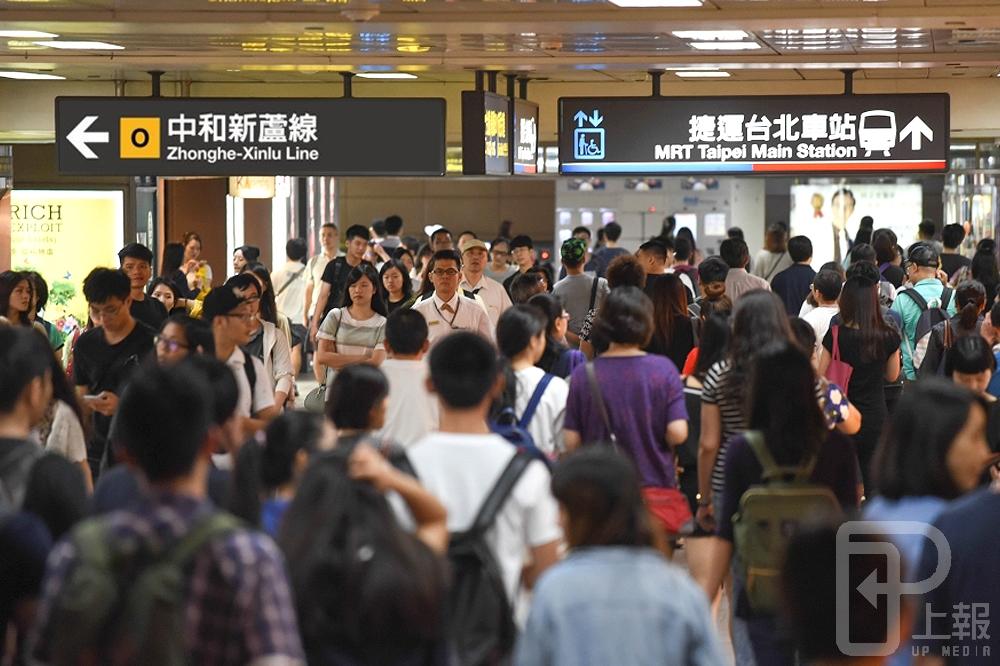 台北捷運車站站名增加編號作業預計明年8月前全面更新，但編碼方式引發爭議。（攝影：葉信菉) 