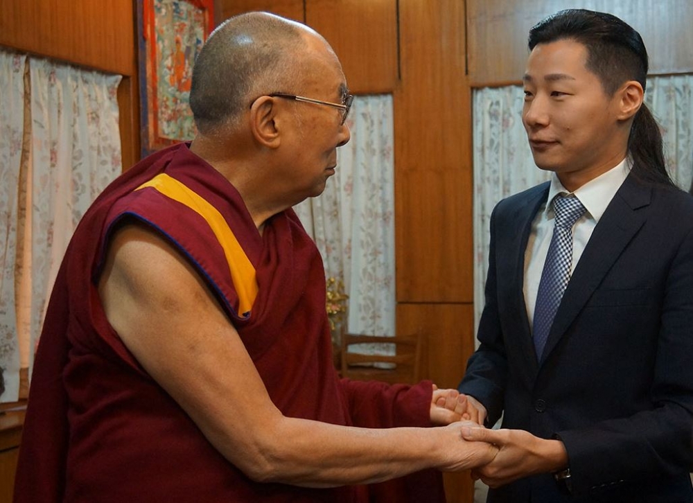 時代力量立委林昶佐曾在9月初，和民進黨立委谷辣斯．尤達卡遠赴印度會見西藏精神領袖達賴喇嘛，想邀請達賴來台小英卻沒反應。（翻攝自林昶佐臉書）
