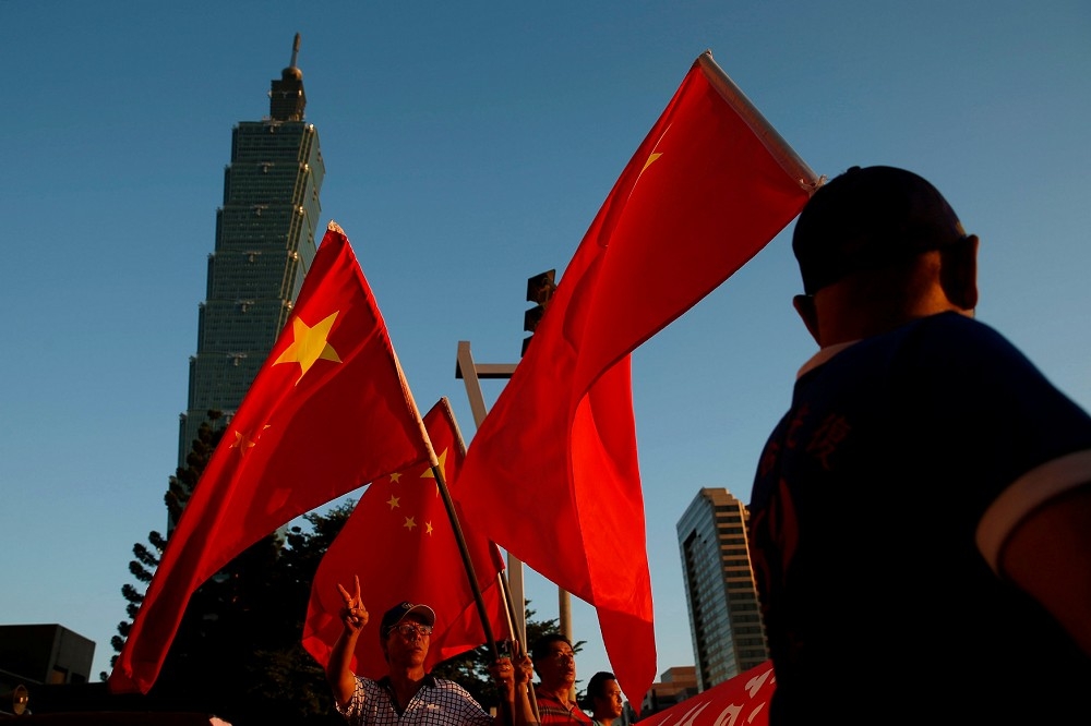 五星旗可以在台灣任何一個角落飄揚；但是中華民國的國旗可以在中華人民共和國的土地上出現嗎？（路透）