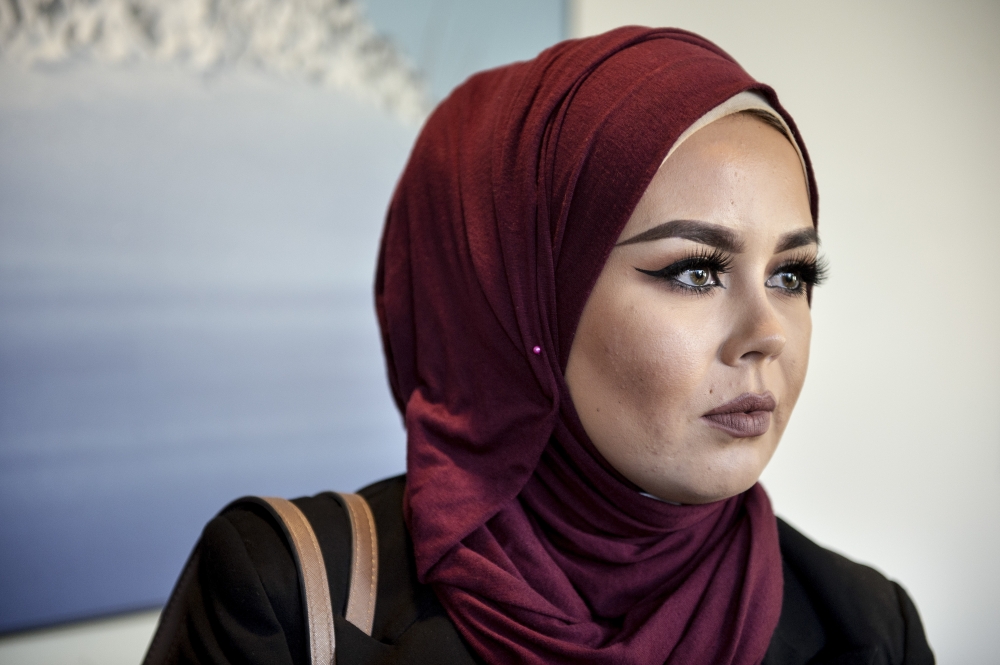 挪威日前發生理髮師拒絕服務頭戴hijab的穆斯林婦女。本月12日挪威法院判決理髮師需賠償該名穆斯林1萬挪威克朗（約台幣3萬8702元），並幫她支付開庭費用5000挪威克朗（約新台幣1萬9351元）。圖為當事穆斯林婦女巴燕（Malika Bayan）。（美聯社）
