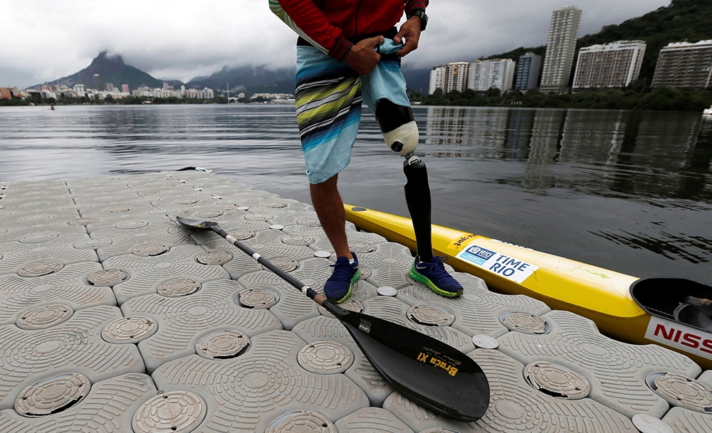 巴西帕奧獨木舟選手里貝羅（Caio Ribeiro ）在訓練期間，在潟湖旁展示他的人工義肢。（湯森路透）
