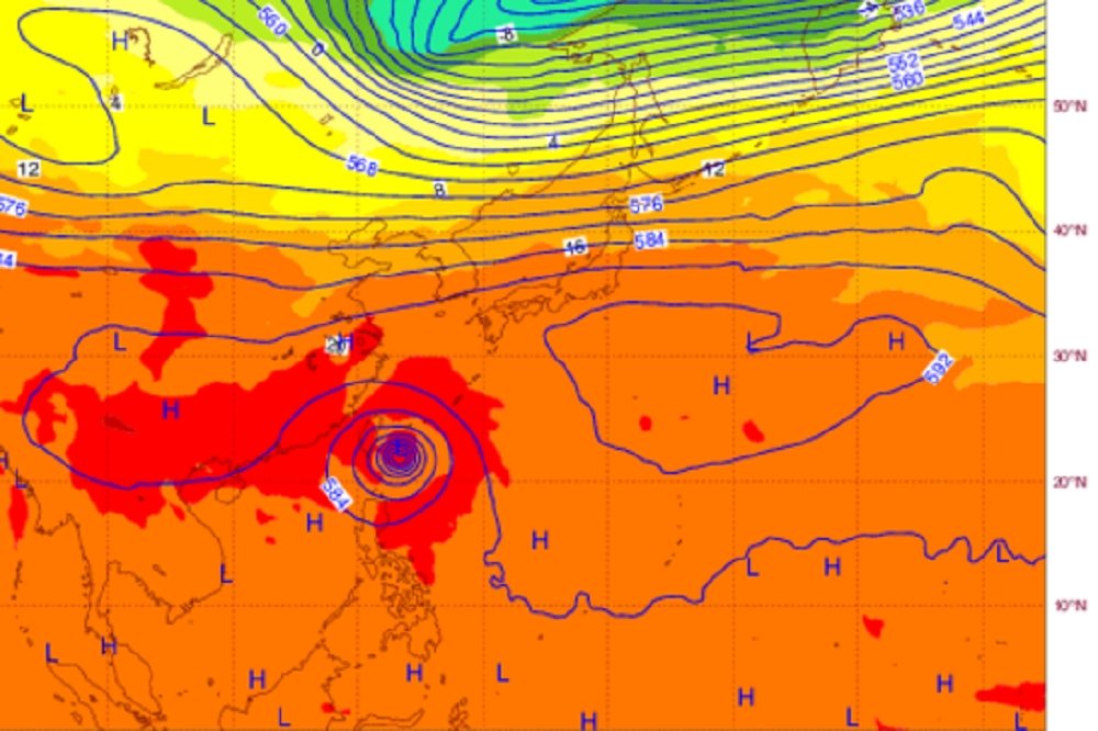 歐洲中期預報中心(ECMWF)中層大氣27日20時預測圖顯示，颱風在台灣東南方海面，範圍相當大，當時仍受到太平洋高壓的導引。（翻攝自氣象應用推廣協會）