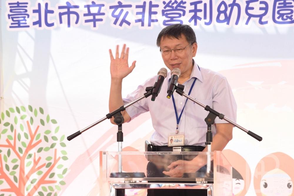 台北市長柯文哲21日赴議會備詢，遭問及民調低是否就不選下一任市長，他表示，會知所進退。（攝影：葉信菉）