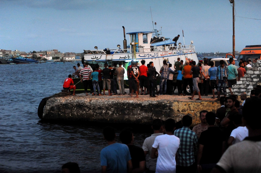 消息一出，多位失蹤者的親屬趕往埃及海岸，在事發地焦急等待。（湯森路透）