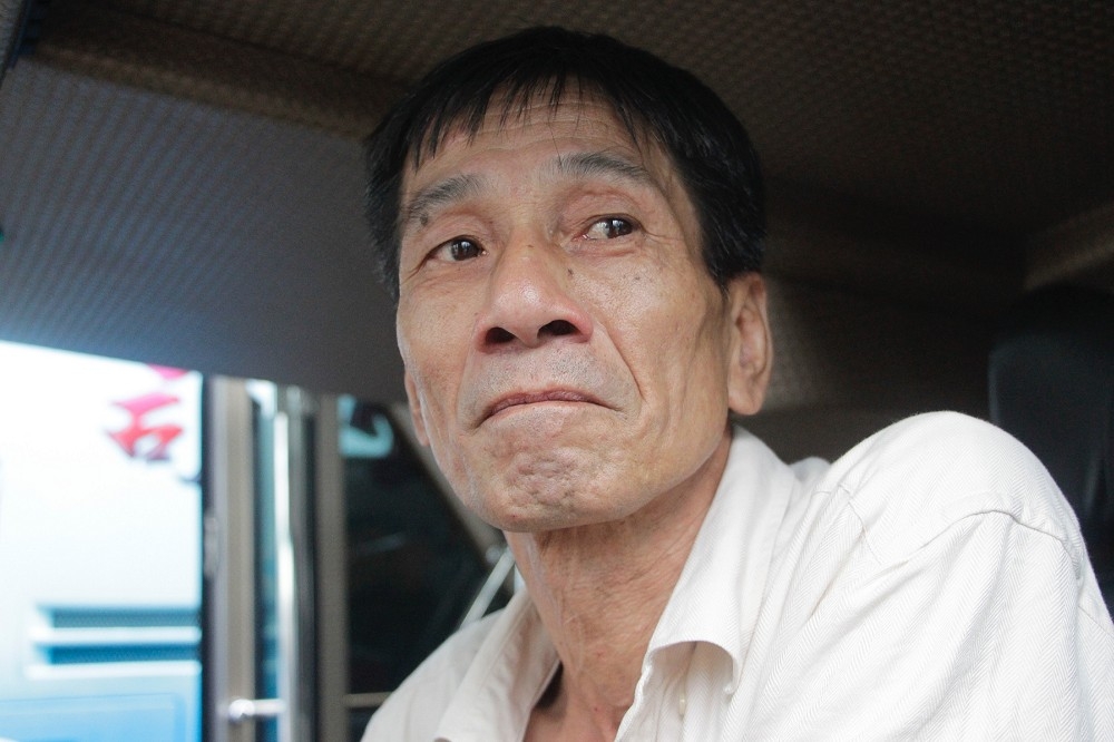 54歲的吳寶琛放無薪假已經快3個月了，面臨失業邊緣，自己陷入前所未有低潮，只能苦笑自嘲。（攝影：李隆揆）