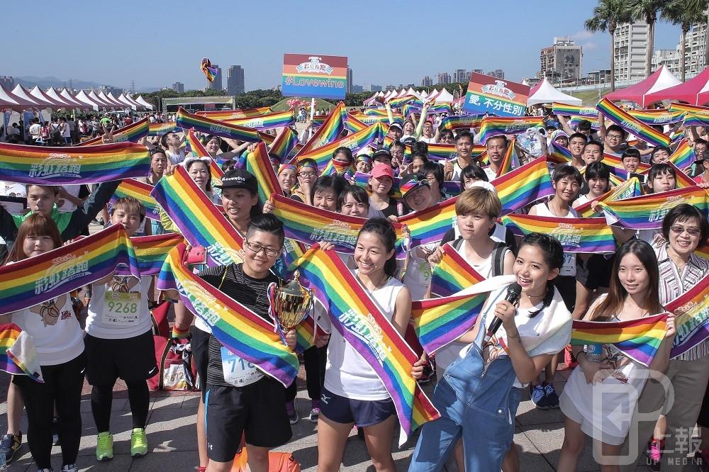 彩虹路跑於24日清晨在馬場町公園開跑，吸引超過三千名民眾報名參加，以「愛」為題，希望讓社會對「平等愛」更進一步認識。（攝影：陳品佑）