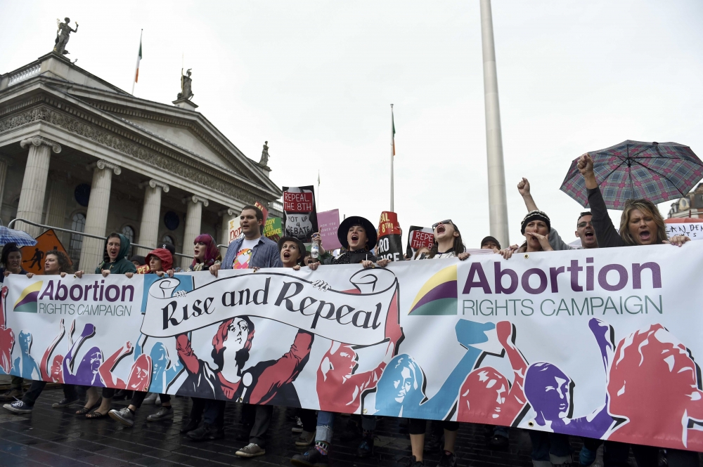 數千位民眾24日走上都柏林街頭，抗議愛爾蘭過度嚴格的墮胎政策。　（湯森路透）