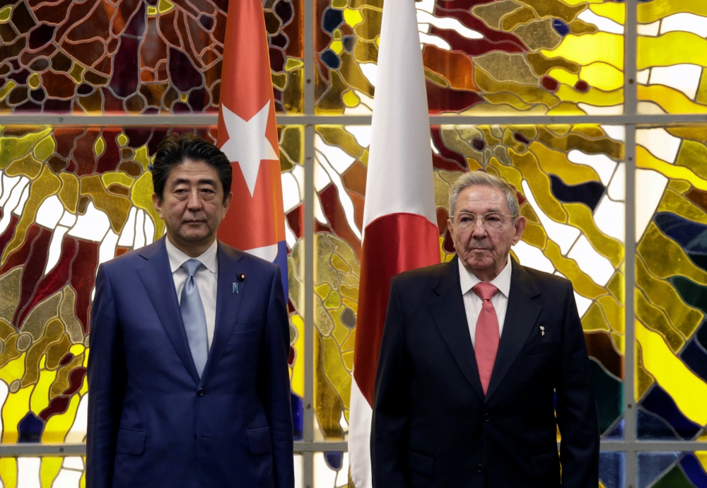 日本首相安倍晉三親訪哈瓦那與古巴領導人勞爾．卡斯楚會談。（湯森路透）