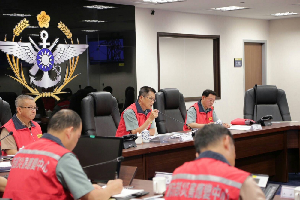 國防部表示，因應梅姬颱風可能帶來的災情，參謀總長嚴德發（上排左二）早上8時主持國防部災害應變中心視訊會議，嚴密掌握颱風動態，全力投入防颱整備工作。（國防部提供）