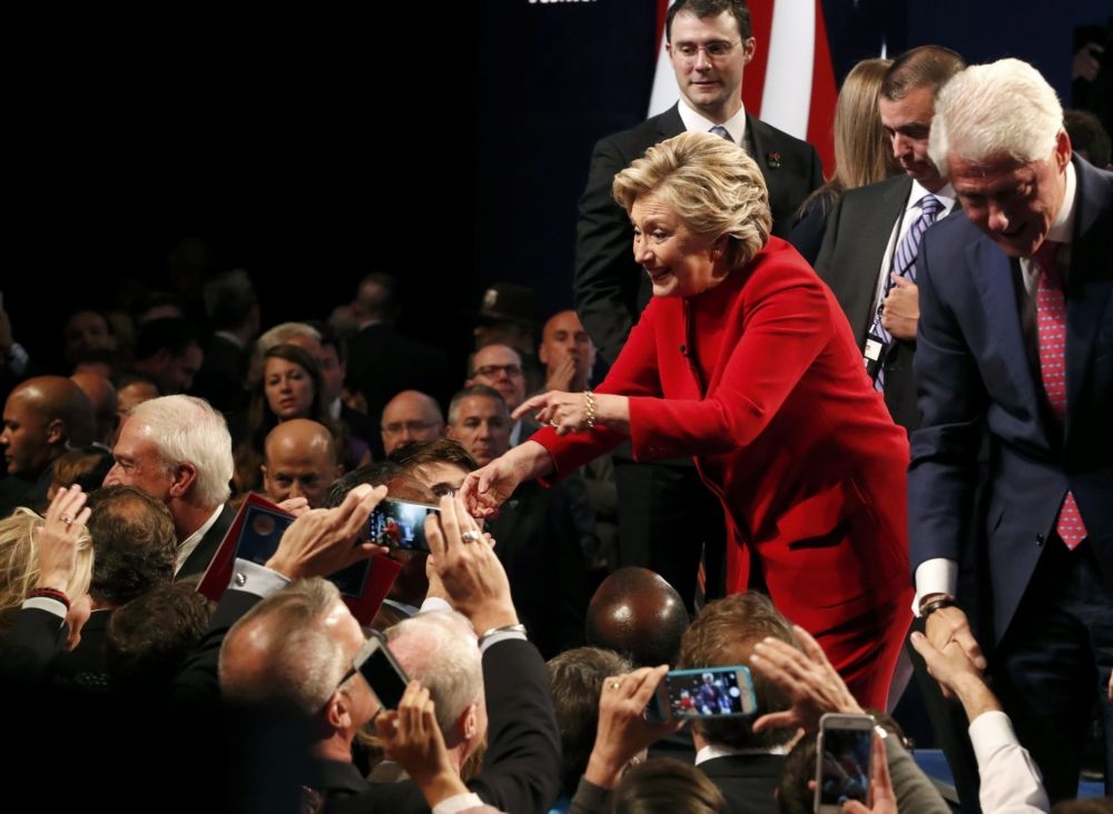 美國民主黨總統候選人希拉蕊26日與辯論會台下觀眾握手。（湯森路透）