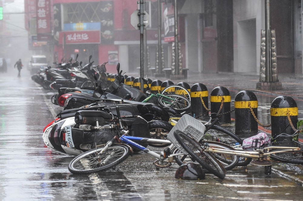 梅姬暴風圈已籠罩全台灣，新北市烏來區、新竹縣尖石鄉等地發布淹水一級警戒。（攝影：葉信菉）