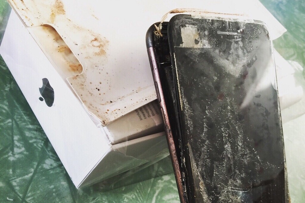 國外網友在論壇《Reddit》上PO出多張iPhone 7 plus自爆後照片，引發全球果迷高度關注。（翻攝自Reddit）