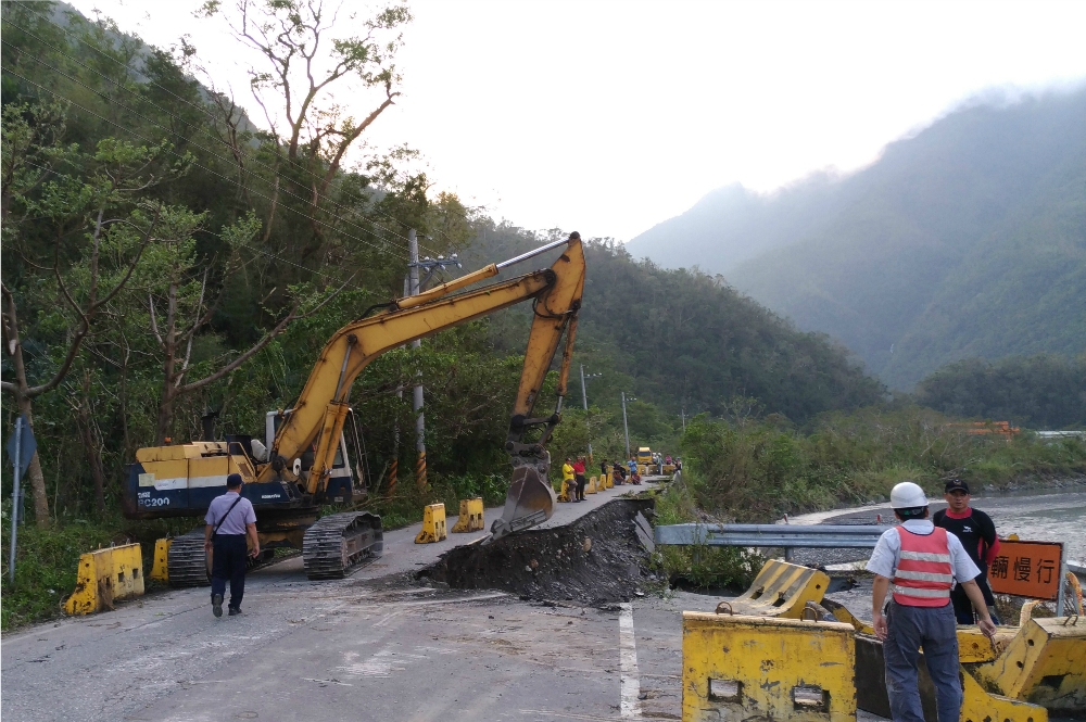 2名外勞在颱風夜失蹤，疑與57縣道坍塌土石有關。（翻攝自蘇花改網站）
