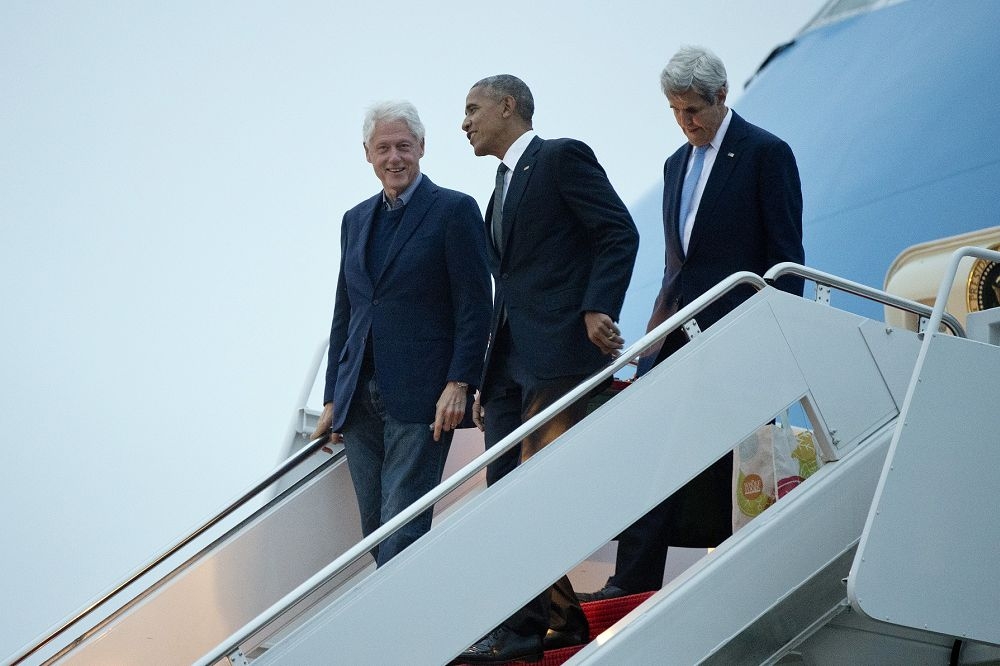 歐巴馬和柯林頓兩人在出席以色列前總統裴瑞斯的國葬儀式後，一起搭空軍一號返美。愛社交的柯林頓在停機坪聊個沒完，急性子的歐巴馬站在機門直催：「ㄟ ，Bill，快點啦，我要載你回家。」這不是兩個曾經針鋒相對的政治人物硬演出來的和諧戲碼，而是尋常人們在尋常日子裡的哥兒們互動。（美聯社）