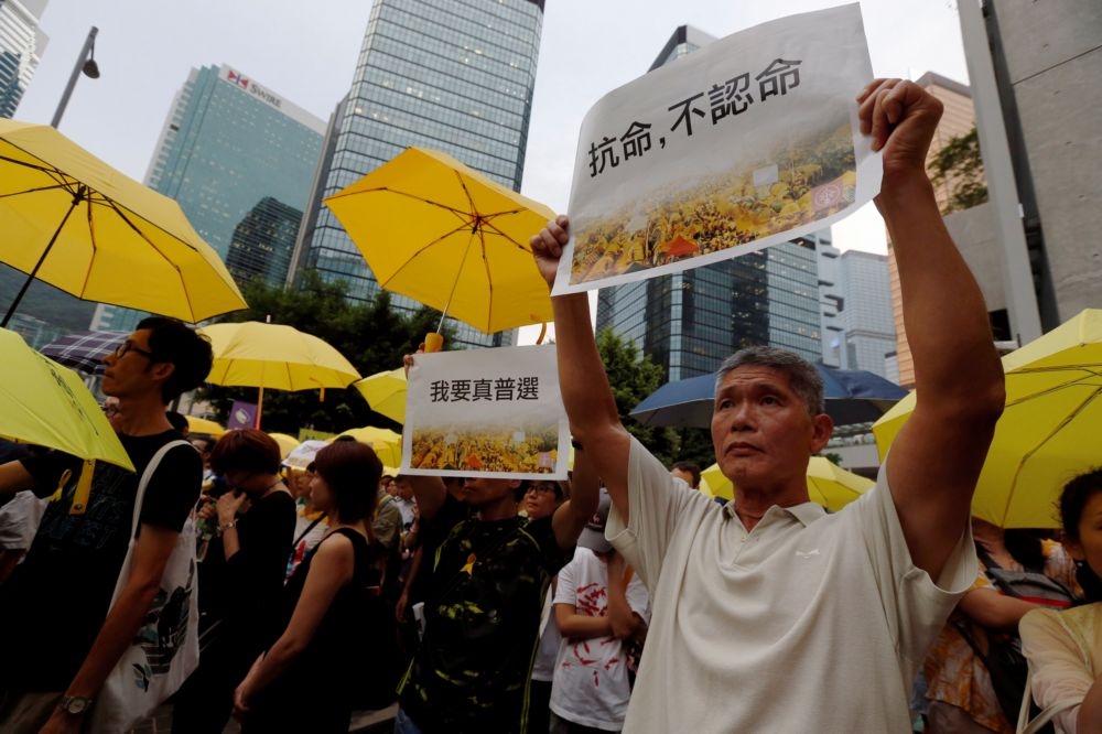 香港民眾9月28日走上街頭紀念「雨傘運動」2周年。  （湯森路透）