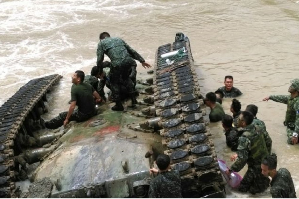 8月16日，陸軍564旅在進行漢光演習預演時，戰車翻覆入網紗溪，釀4死1傷悲劇，全案經屏檢初步調查，目前朝人為疏失偵辦。（陸軍提供）