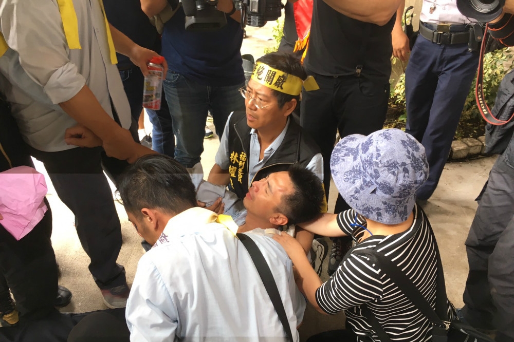 台化6日再到縣府抗議，現場爆發激烈衝突。（讀者提供）
