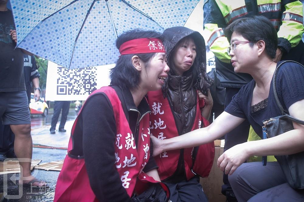 三峽龍埔里劉家姊妹流淚跪求財政部代表吳雅華組長，不要拆她們的房子。（攝影：陳品佑）