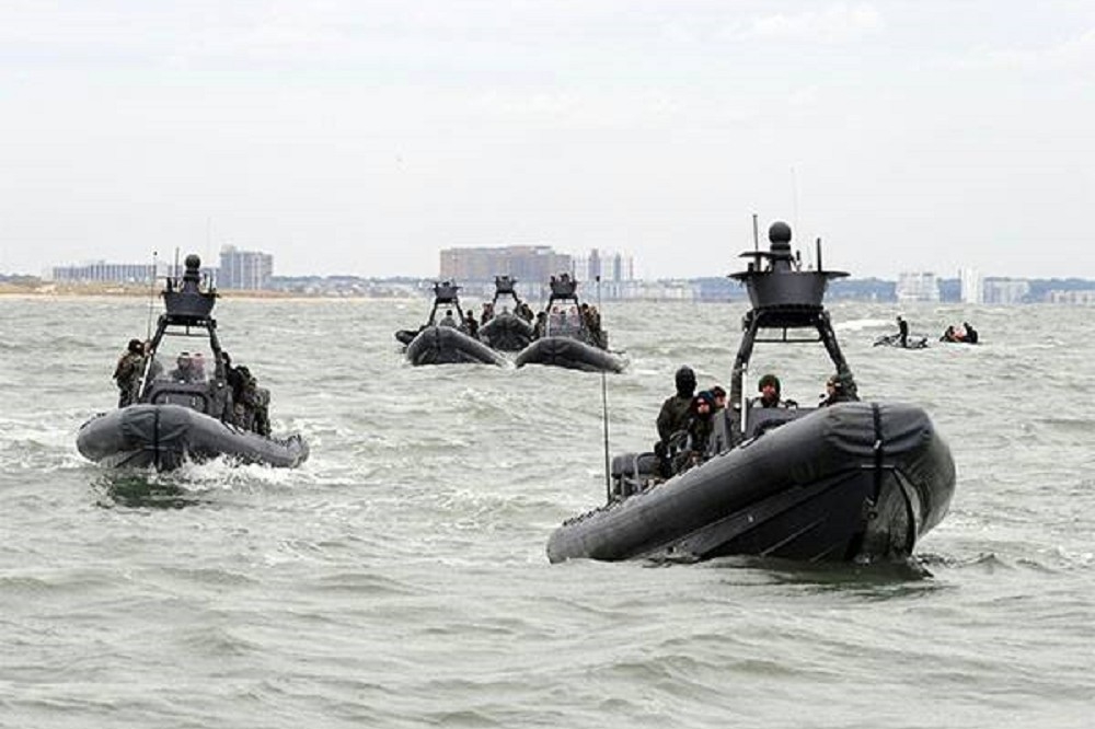 海軍訂造的18艘特種作戰突擊艇，要能上天下海去執行任務。（翻攝自網路）