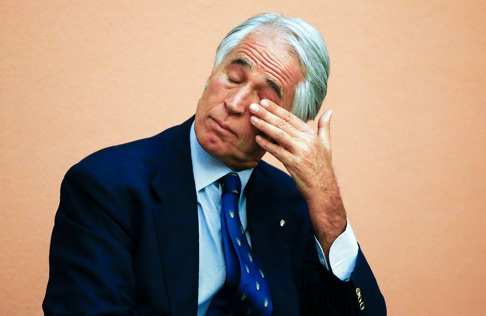義大利奧委會主席馬拉戈在11日記者會的最後，難過地抹掉淚水。（湯森路透）