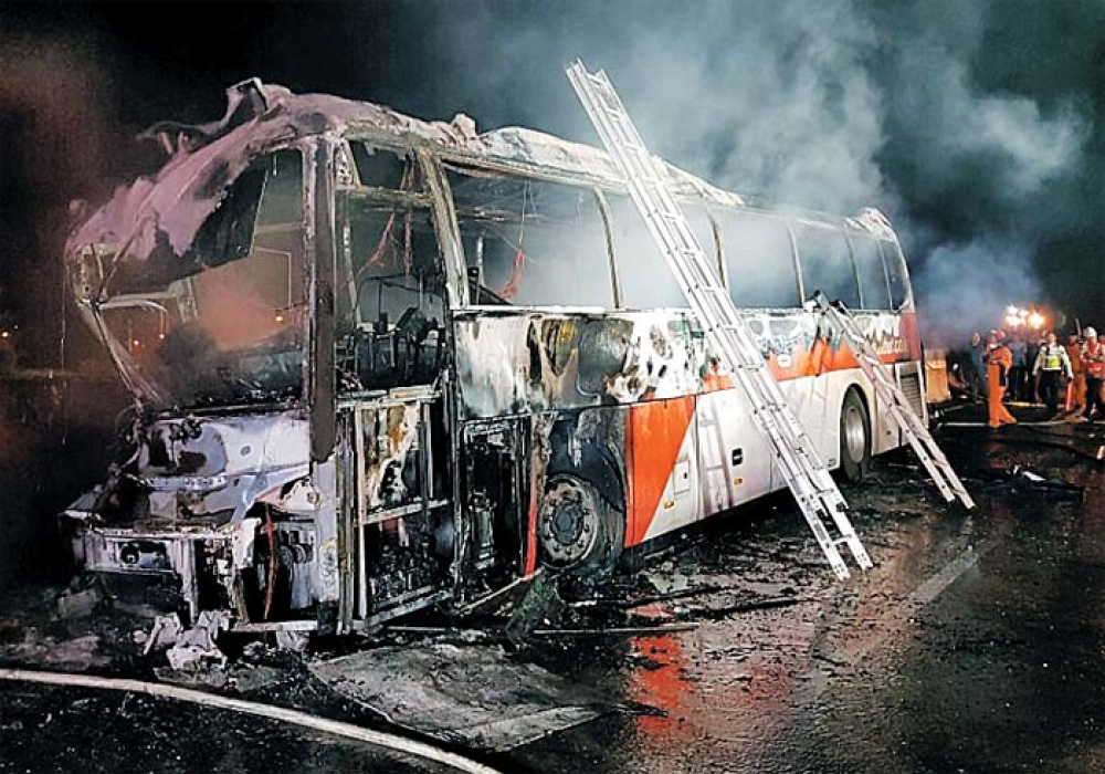 南韓釜山13日晚間10時許發生嚴重遊覽車火燒車意外，事故目前造成10人死亡10人受傷，當局不排除死亡人數還會繼續上升。（翻攝自朝鮮日報網站）