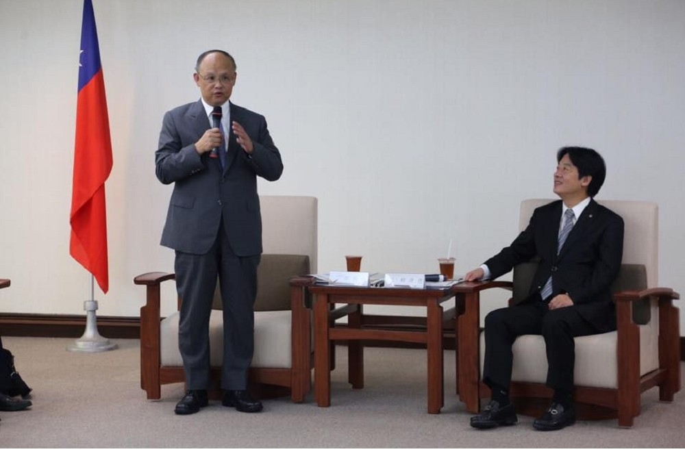 行政院政務委員鄧振中，日前訪台南市長賴清德談到新南向政策點出兩大問題：包括企業單打獨鬥，缺乏流通整合資訊，加上受對岸壓力。（翻攝自賴清德臉書）