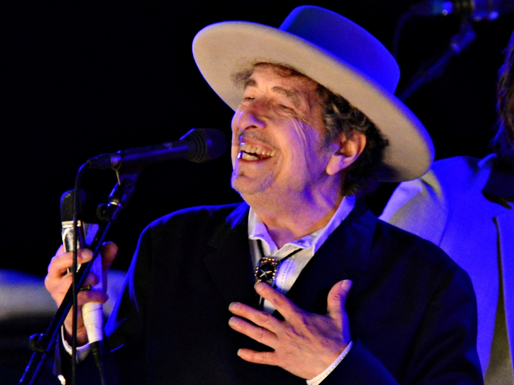 美國創作歌手巴布狄倫（Bob Dylan）日前獲得諾貝爾文學獎，而美國在台協會台北辦事處長梅健華也在AIT臉書上表達自己的想法，並用詩人王維的詩來形容他的歌曲，令人感到特別。（湯森路透）