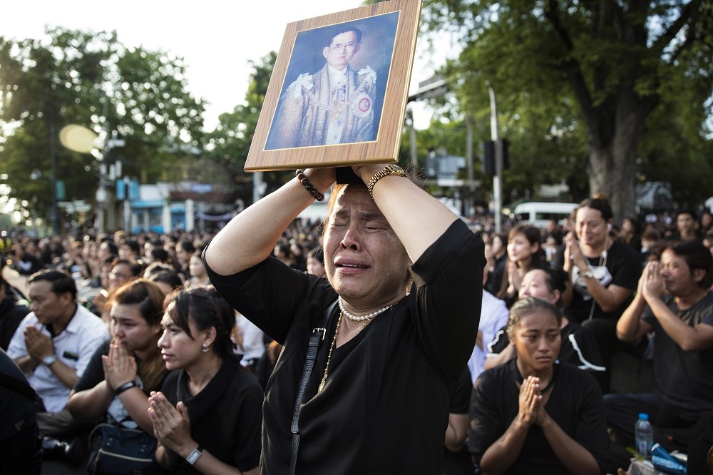 泰王蒲美蓬（Bhumibol Adulyadej）13日病逝，泰國各政府機關、學校降半旗30天。雖然泰國大部分機構仍正常運作，但赴泰觀光的旅客仍需注意部分言行舉止，以表尊重。（美聯社）