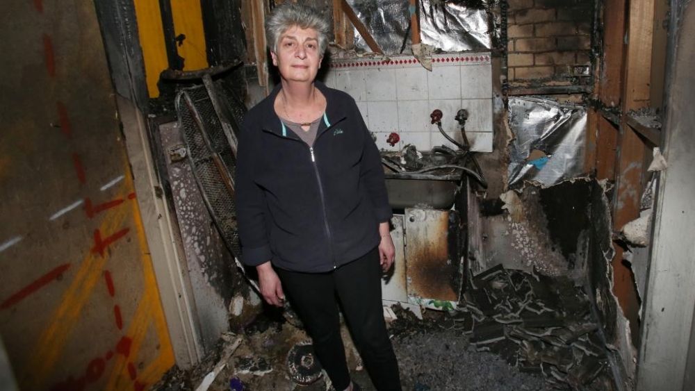 哈里克家中的三星洗衣機沒送回召修，結果把她的家給燒毀了。  （翻攝自Herald Sun網站）