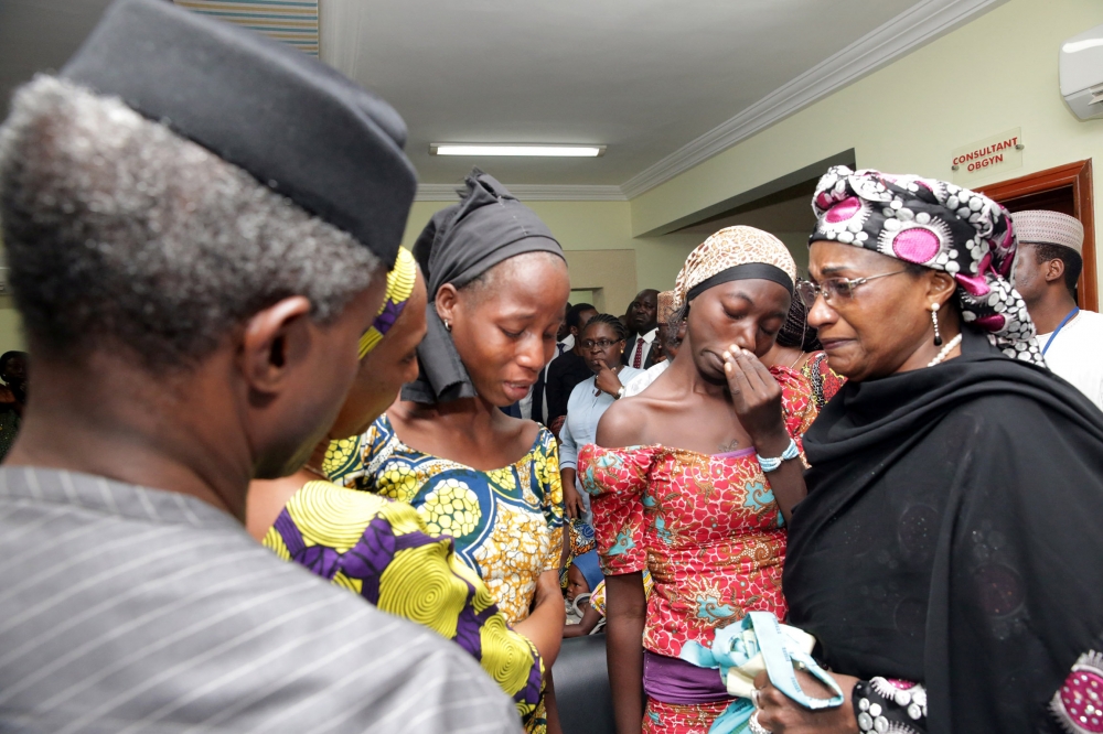 奈及利亞副總統奧辛巴喬（Yemi Osinbajo）接見獲救女學生。（湯森路透）