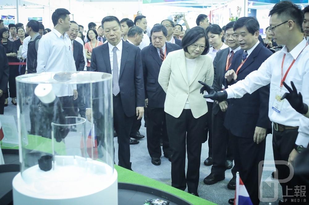 蔡英文總統出席第20屆台北紡織展，工作人員展示創新的科技紡織智慧產品。（攝影：陳品佑）