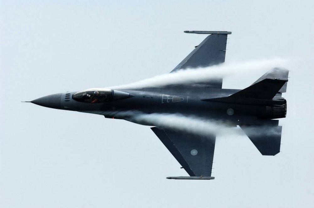 花蓮上午驚傳2大巨響，引起民眾猜測及恐慌，軍方今已證實是F-16戰鬥機進行超音速飛行時所產生的「音爆」。（翻攝自國防部空軍司令部）