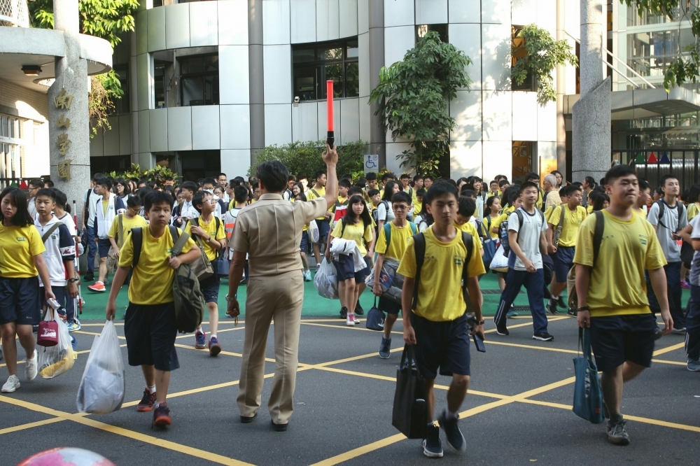 少子化影響，台灣小學生、國中生人數也跟著驟降。（資料照片）