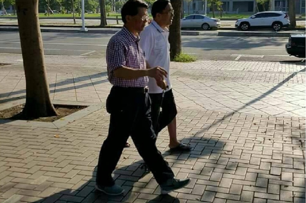 高雄市民網友黃士福，上月24日上午近8點，在路上巧遇前總統陳水扁正常走路畫面，此照片引來網路議論照片真實性。(翻攝自網友黃士福臉書)