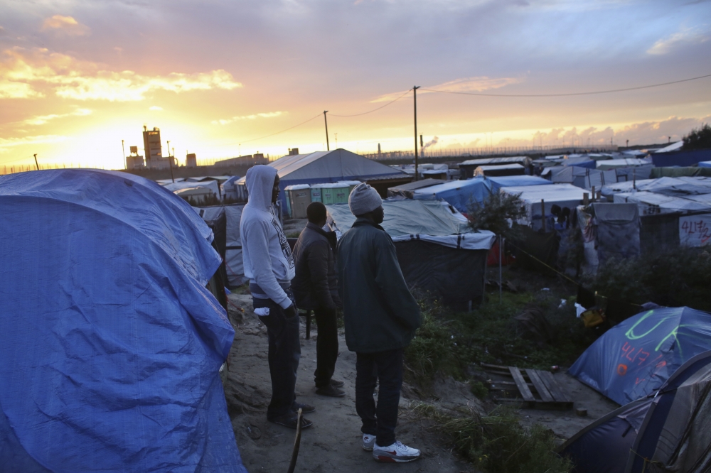法國加萊的難民營即將面臨拆除，成千上萬的難民及移民將何去何從？（美聯社）