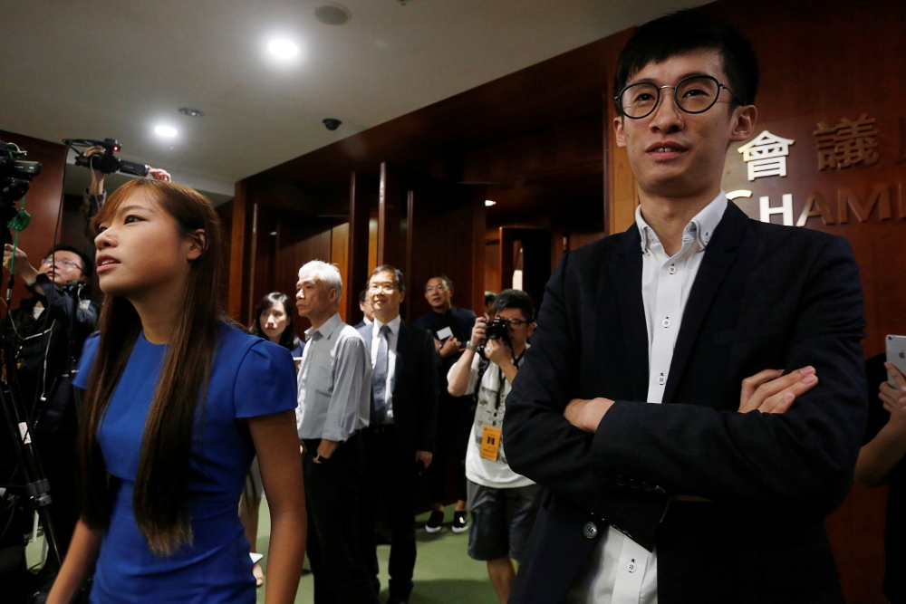 香港立法會建制派19日以「流會」方式阻擋本土派議員游蕙禎（左一）、梁頌恆（右一）宣誓就職。（湯森路透）