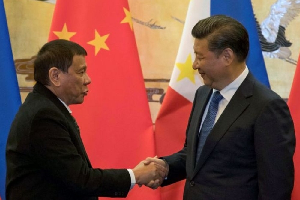 菲律賓總統杜特蒂（左）20日與中國國家主席習近平見面。（湯森路透）
