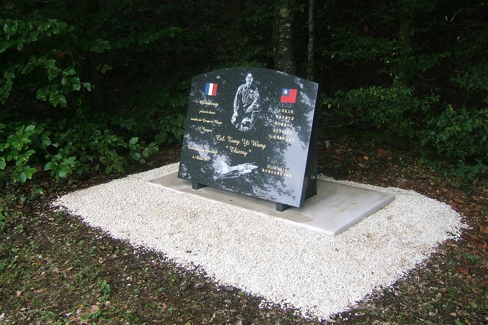 為感念王同義上校的英勇表現，我國與法方在法國空軍基地附近森林設立紀念碑，以紀念其犧牲精神。（翻攝自空軍司令部臉書專頁）