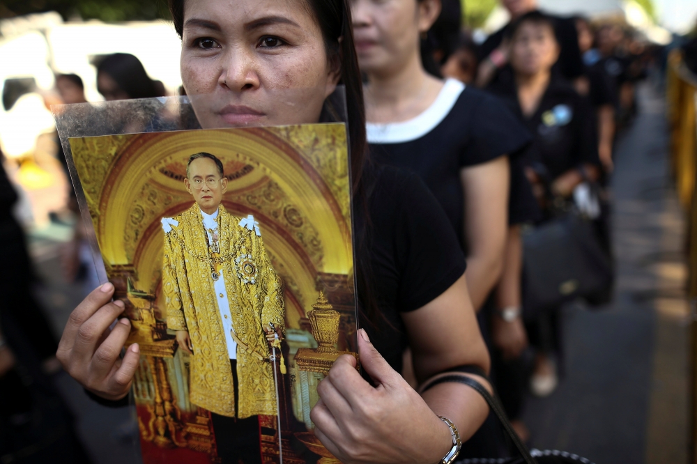 13日泰王蒲美蓬逝世後，泰國舉國哀痛悼念。　　（湯森路透）