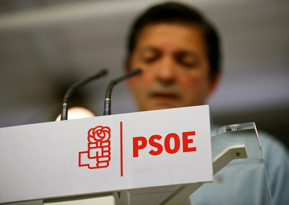 西班牙反對黨 PSOE 代理主席於記者會。（湯森路透）