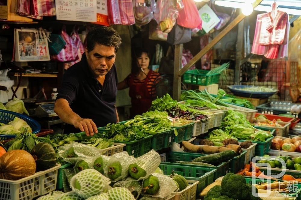 颱風過後菜價漲翻天，檢警到菜市場查緝考驗抓菜蟲智慧。（攝影：蘇郁晴）