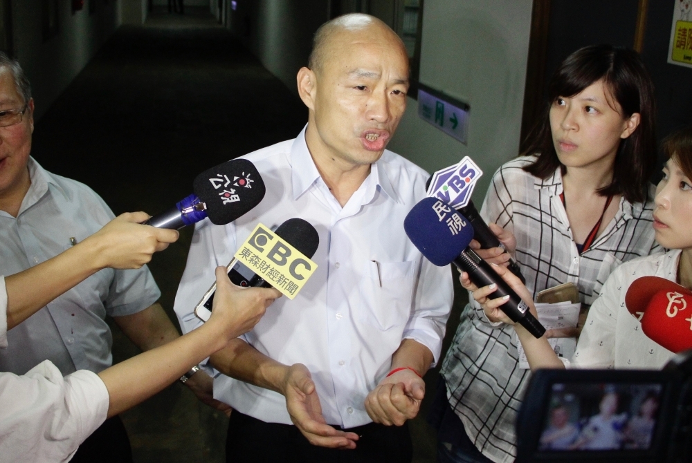 台北農產公司總經理韓國瑜，27日至北市議會備詢，對是否願意入府，他表示：I do。（攝影：李隆揆）