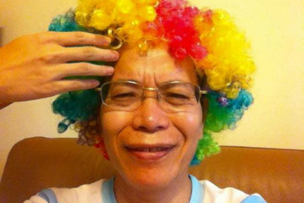 行政院政務委員張景森貼出自己搞笑的小丑照，歡慶告贏《美麗島電子報》董事長吳子嘉。（翻攝自張景森臉書）