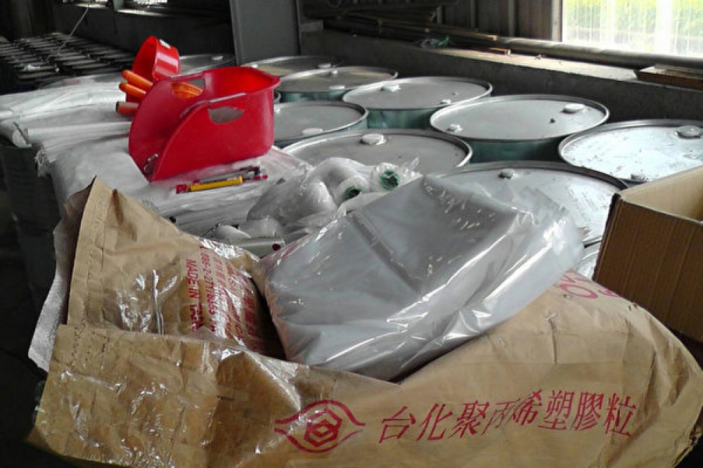 航警局及雲林縣警局26日上午在雲林一處鐵皮屋查獲「偽農藥」11935公斤，不肖廠商4年間已進口約10公噸，不法獲利超過千萬元。（航警局提供）