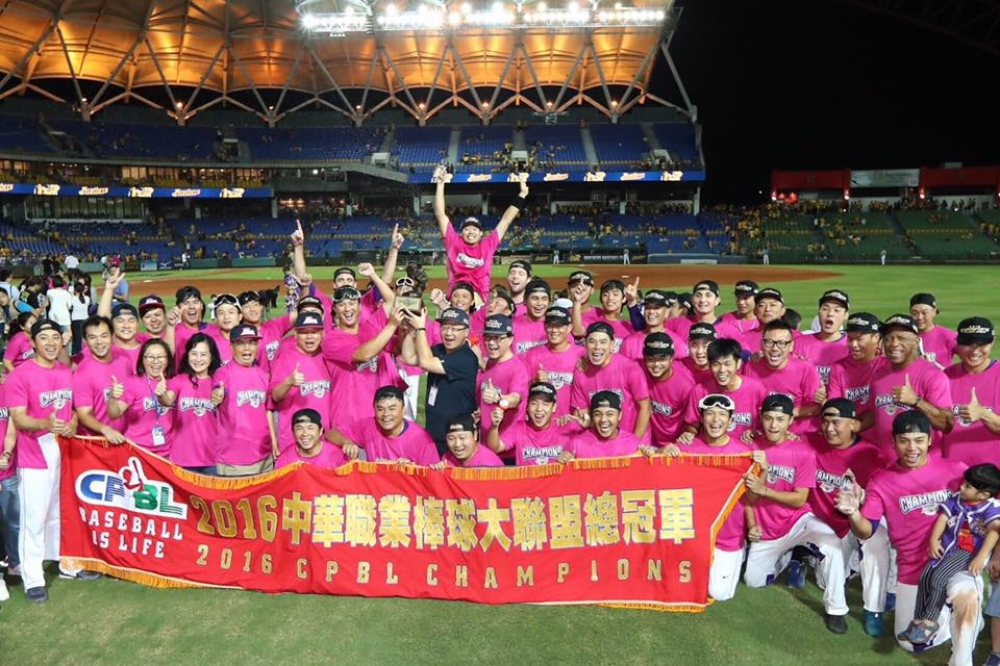 中華職棒總冠軍賽「台灣大賽」第6戰於29日晚間開打，一路落後的義大犀牛在9局上演逆轉秀，奪下睽違11年的總冠軍。（翻攝自義大犀牛臉書）